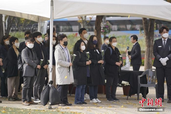 首爾市區(qū)設立多處吊唁堂悼念梨泰院踩踏事故遇難者