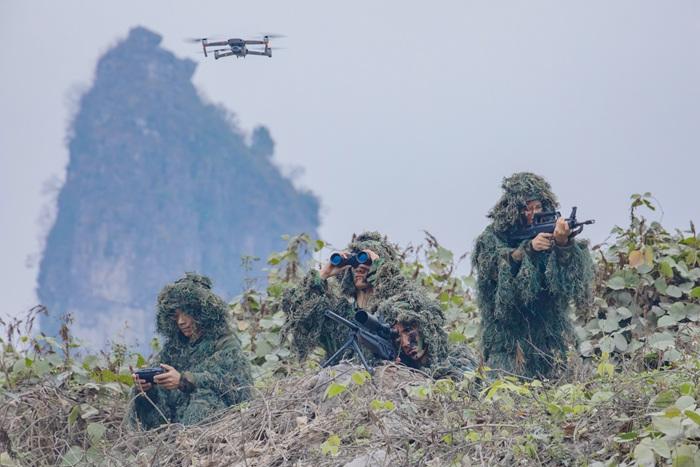 廣西河池武警野外偵查訓(xùn)練