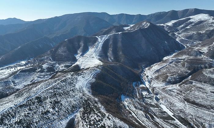 大地裹“冬衣” 航拍寧夏涇源雪后美景