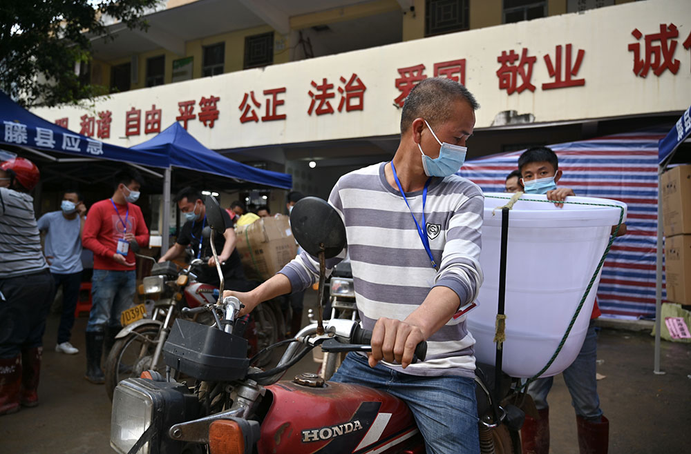 東航客機(jī)事故現(xiàn)場 村民騎摩托車運物資