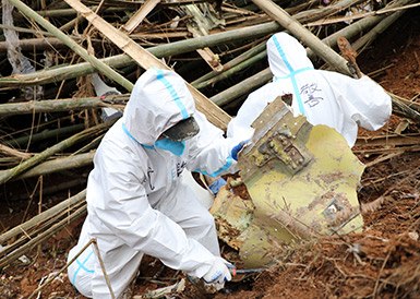 武警官兵分批次、分區(qū)域搜索